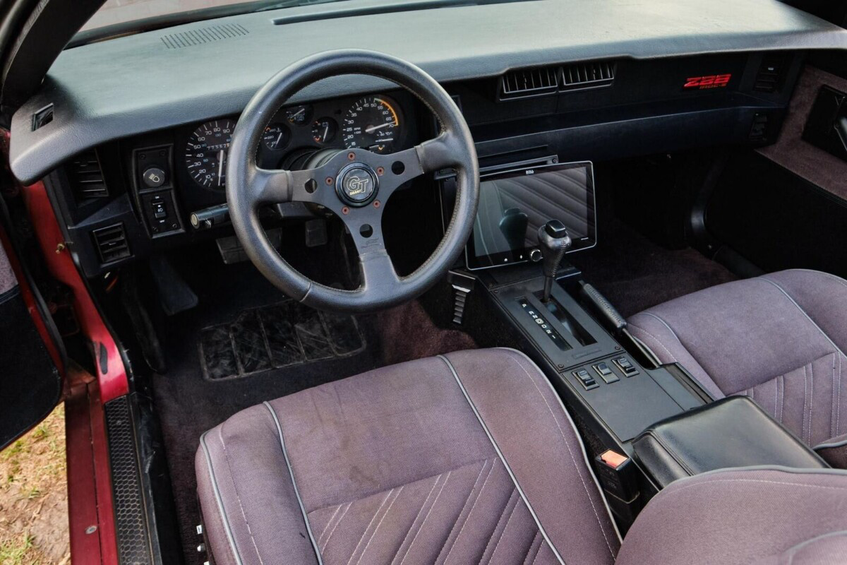 1987 Chevrolet Camaro IROC Z28 Photo 3 Barn Finds