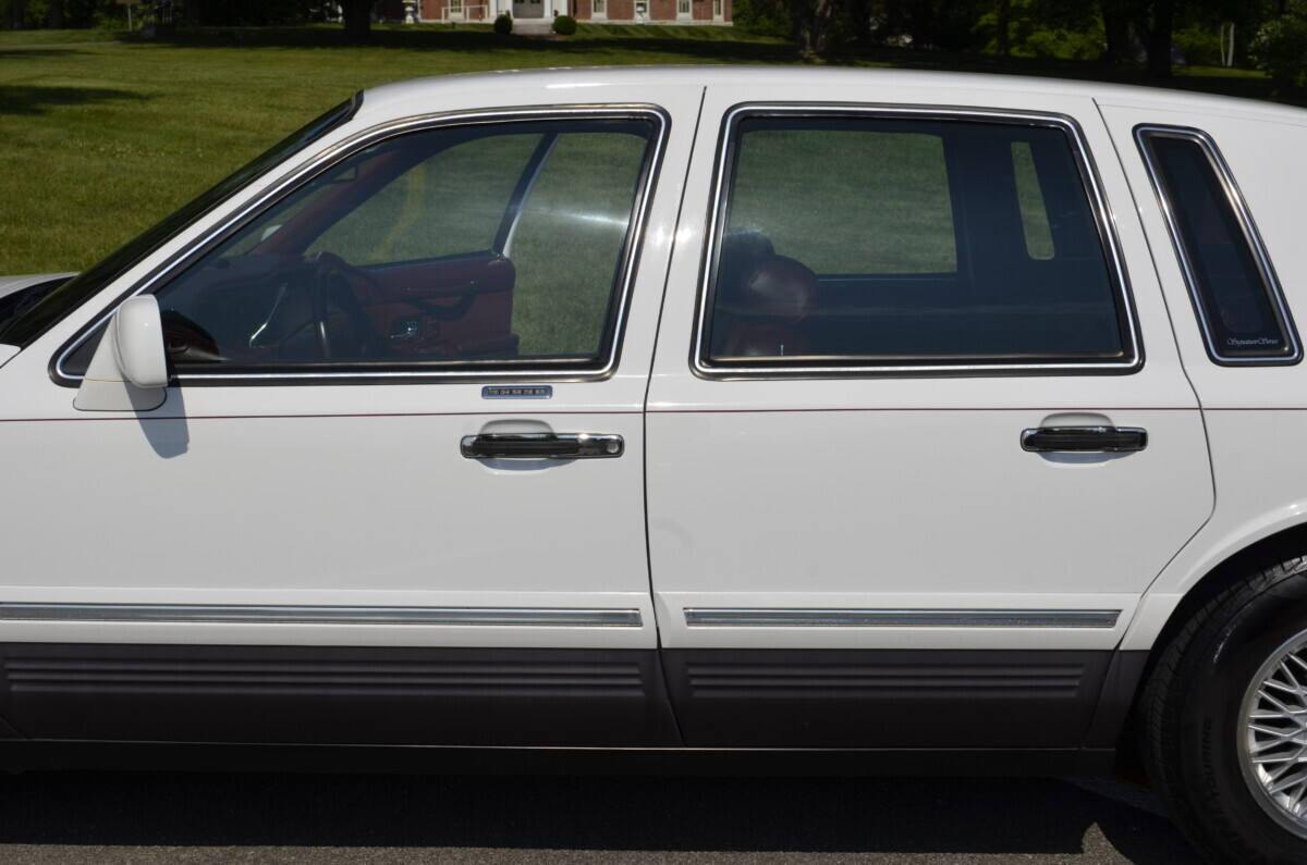 Lincoln Town Car Signature Barn Finds