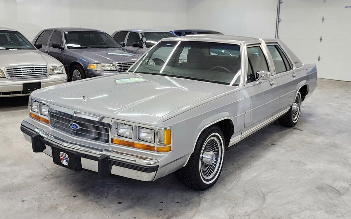 100823 1988 Ford LTD Crown Victoria 2 Barn Finds