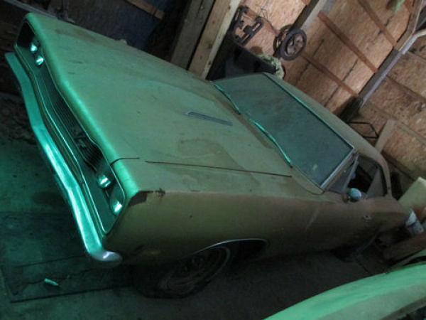 1969-Dodge-Coronet-RT-HEMI-barn-find-hood