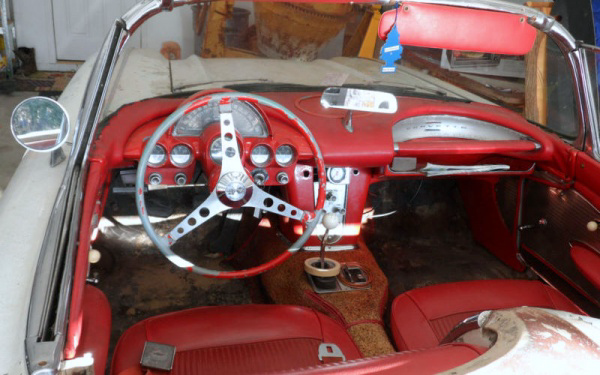barn-fuelie-1961-corvette-interior