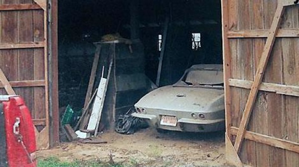 gold-survivor-1966-corvette-barn-find