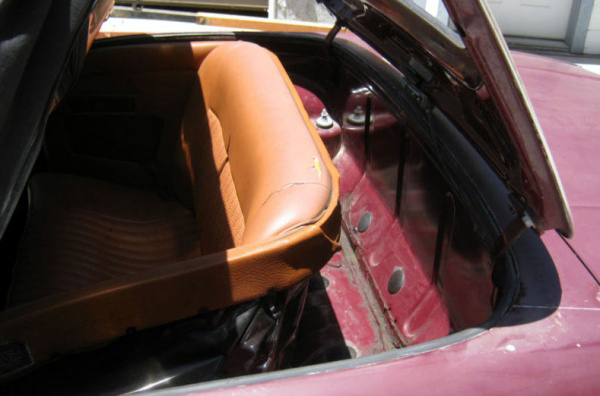 1971-Triumph-Stag-back-seat