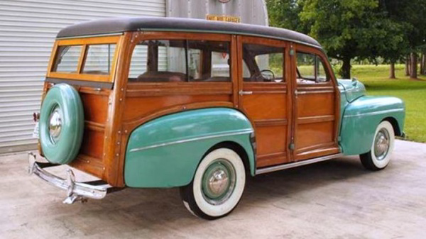 rare-year-1942-ford-woodie-wagon-rear-corner