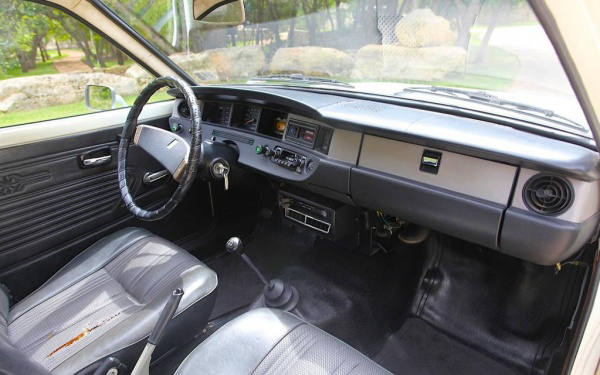 1976-datsun-210-interior