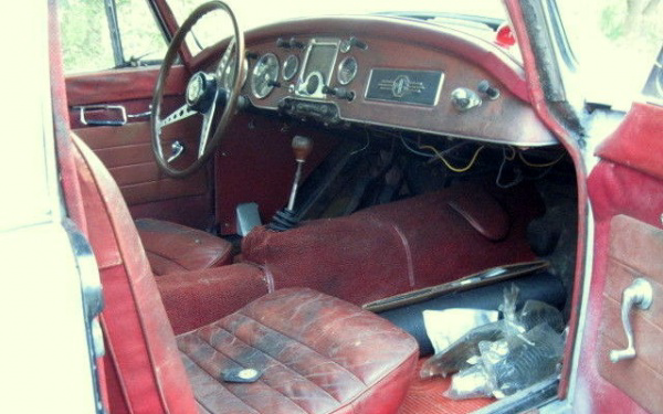 mga-1600-coupe-interior