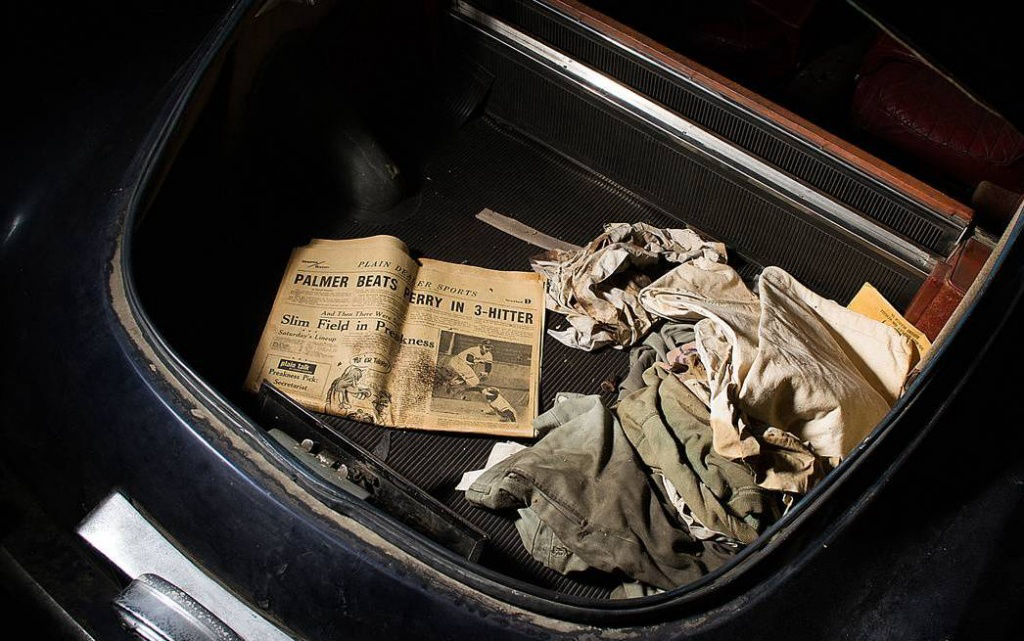 newspaper-in-trunk