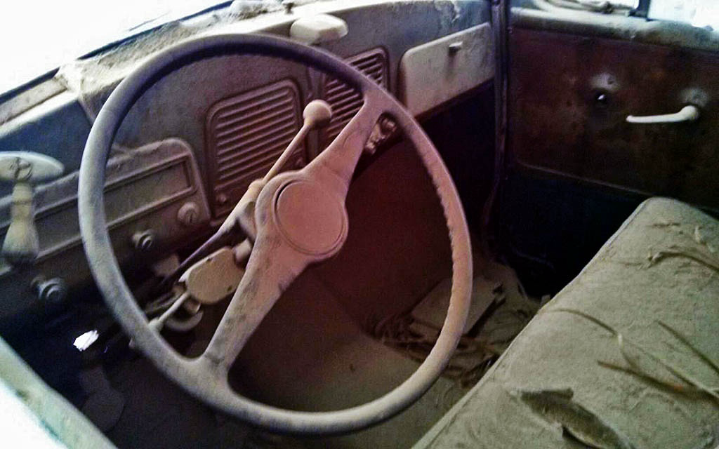 Studebaker 2R10 interior