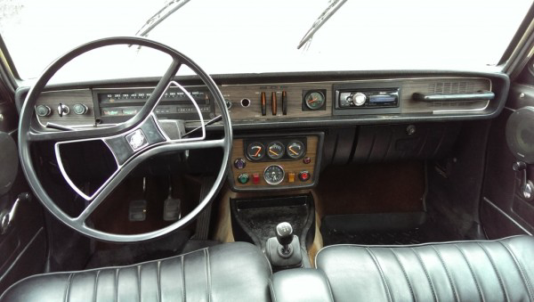 1972-volvo-145-interior
