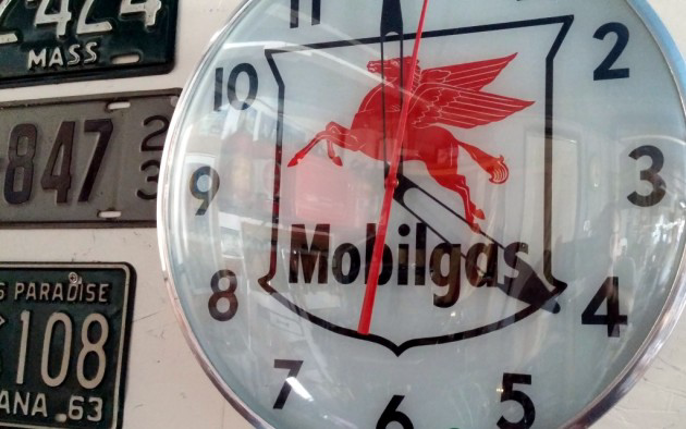 Mobilgas Clock