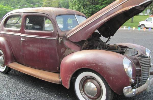 1940 Ford hood open