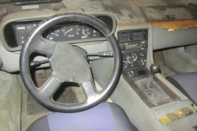 1981-delorean-interior