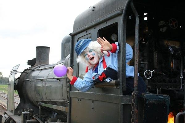Автобус клоунов. Клоун на поезде. Клоун на железной дороге. Автобус с клоунами. Клоуны на дорогах.