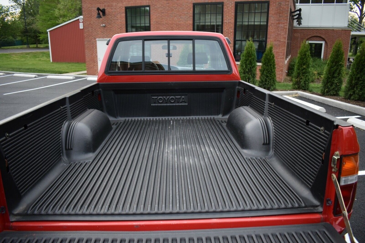 1990 Toyota Pickup 4??4 Bed | Barn Finds