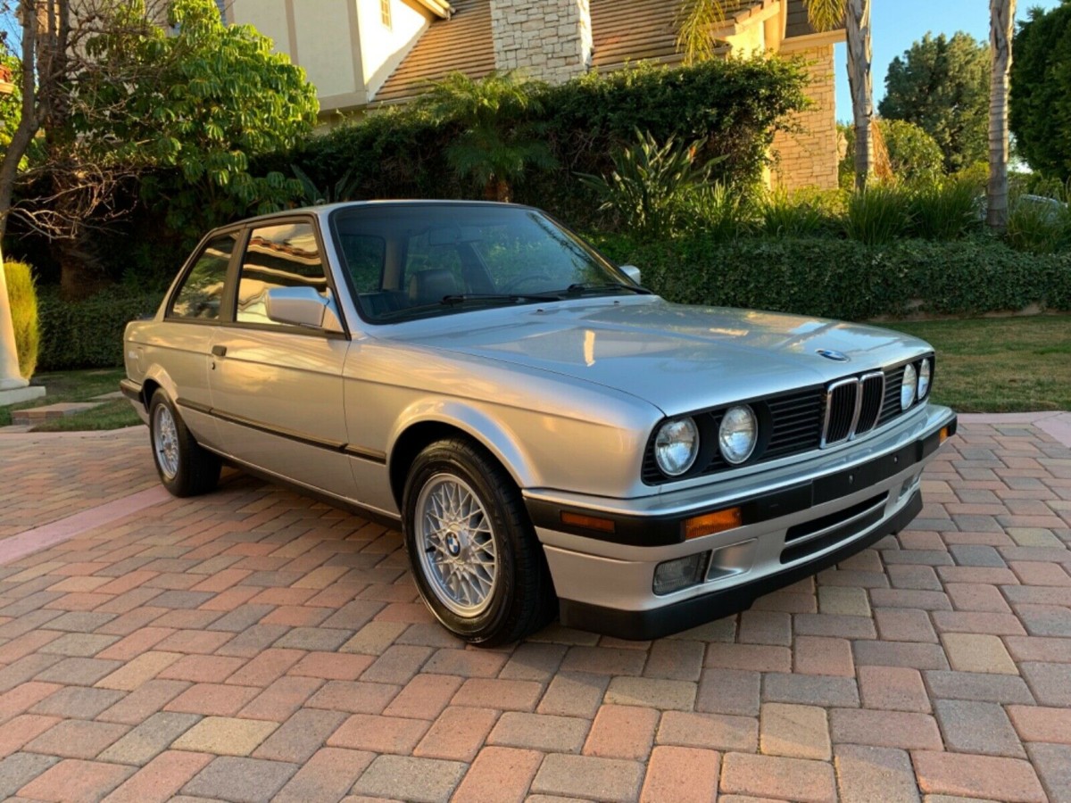 Clean and Stock E30 1991 BMW 318is