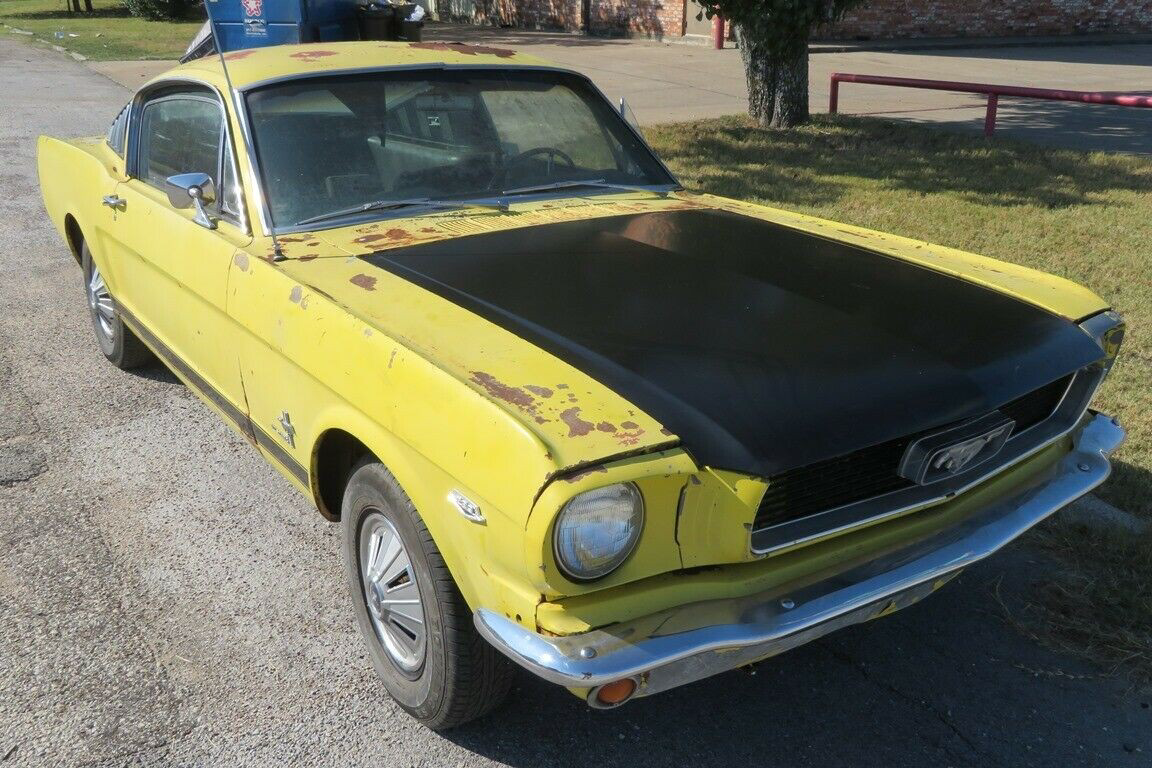 RT32001 Ford Mustang Fastback 2+2, Yellow & Black