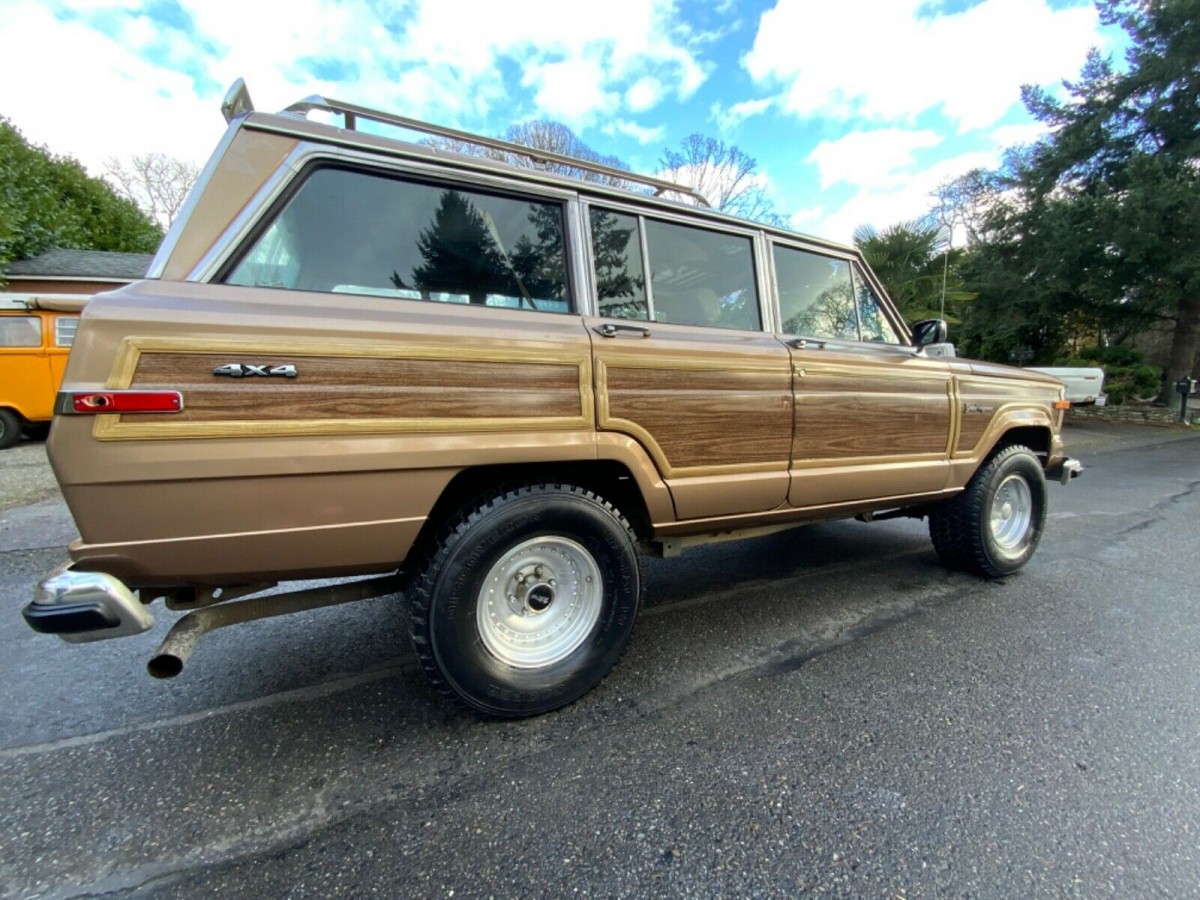 Jeep Wagoneer Side Barn Finds