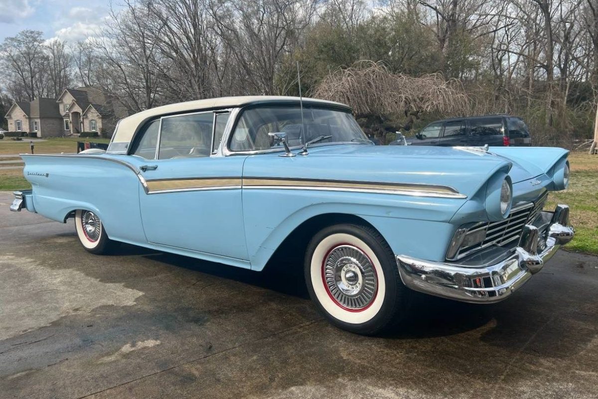 Fairfield Mint 1957 Ford Fairlane 重いです。 10k Original Miles? 1957 Ford Fairlane 500 Skyliner | Barn Finds