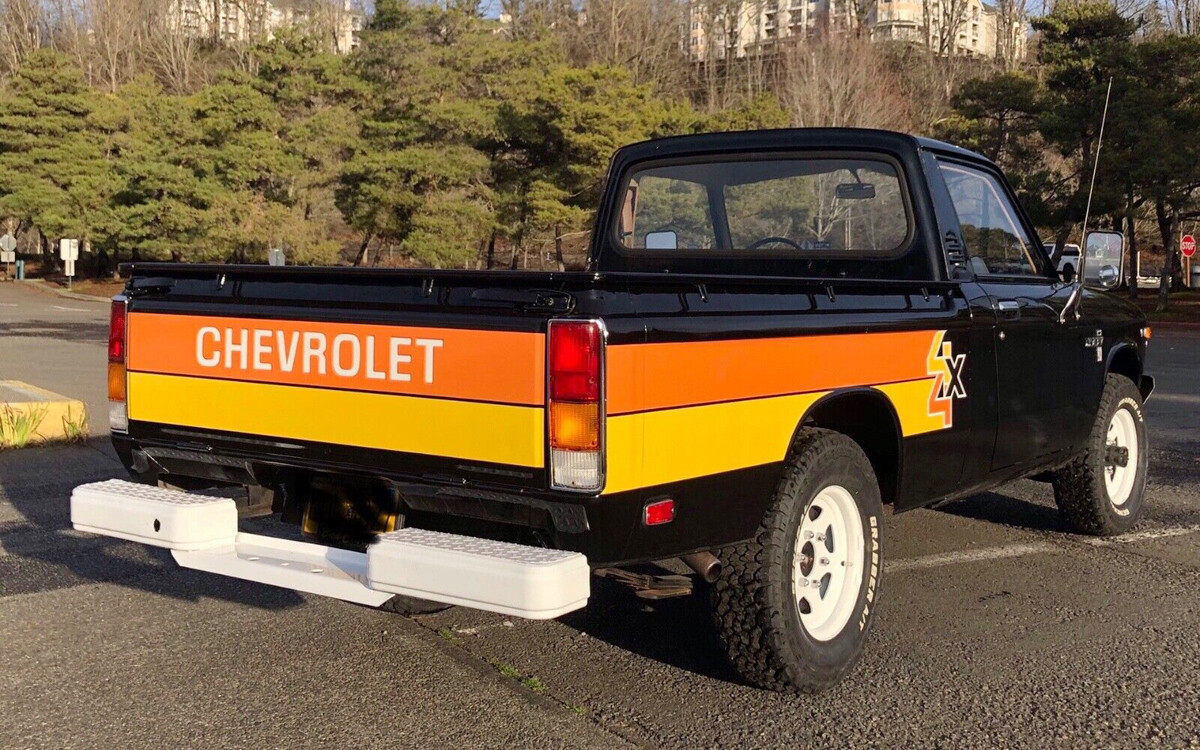 010523-1979-chevrolet-luv-4-4-3-barn-finds