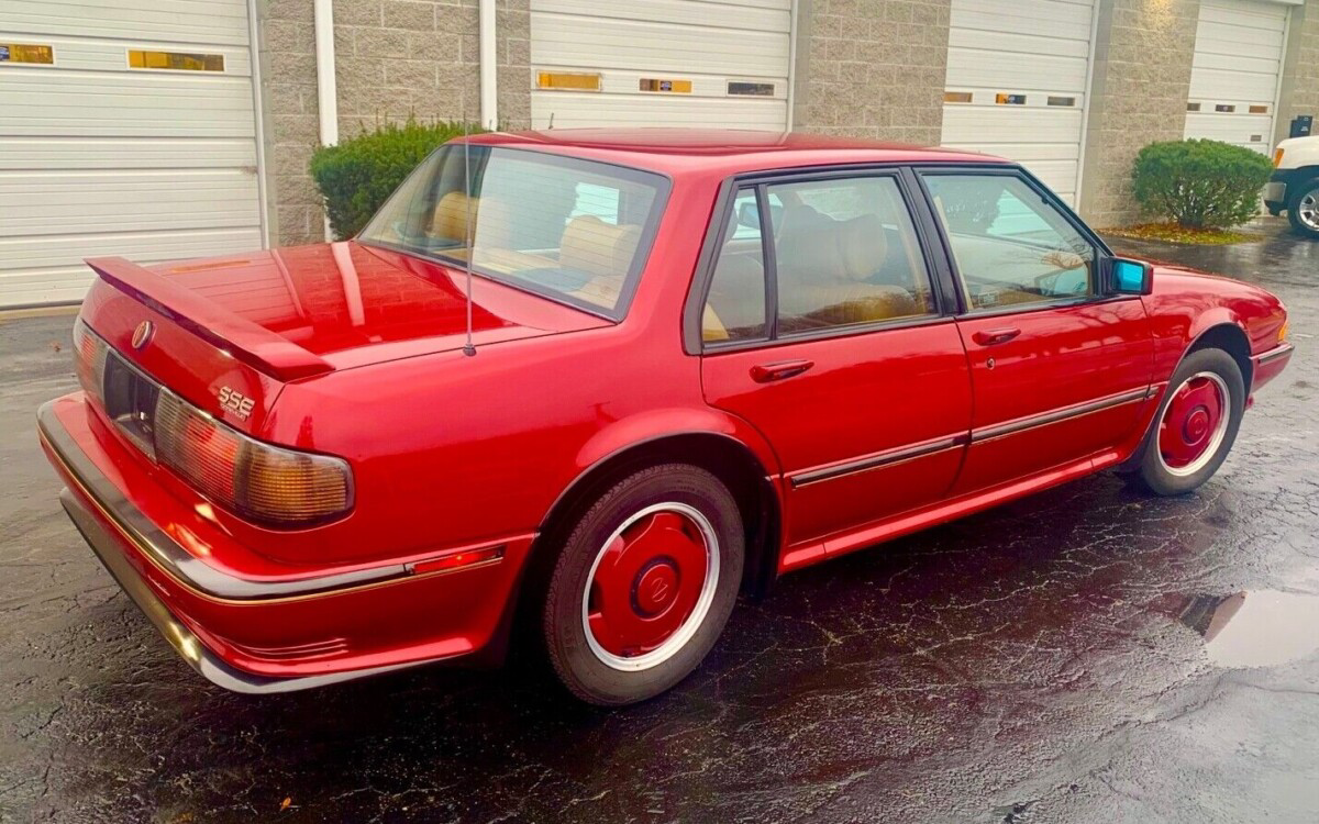 1989 Pontiac Bonneville SSE Rear | Barn Finds