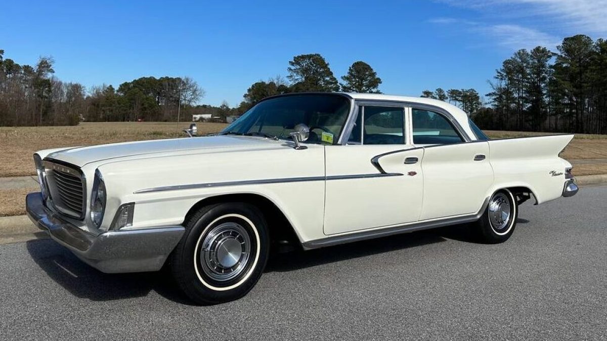 1961-Chrysler-Windsor-1-