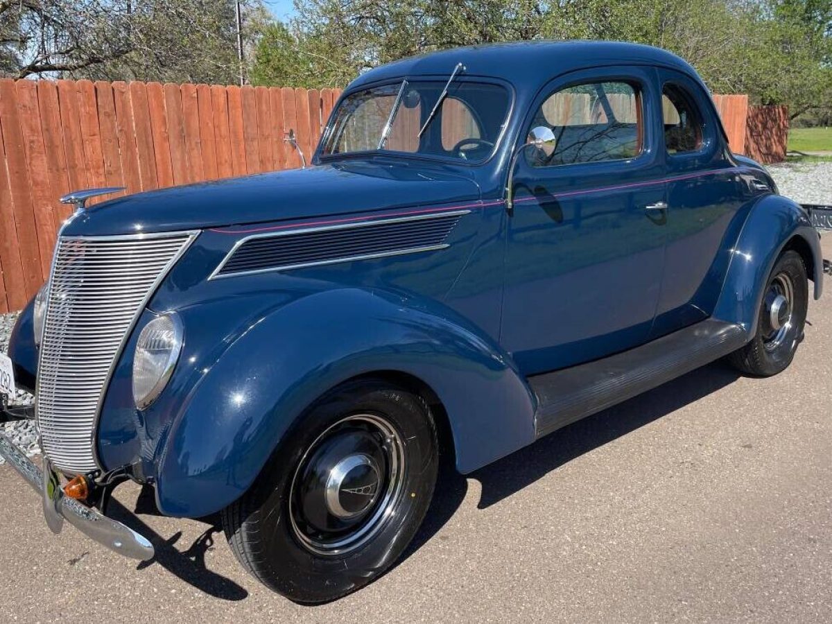 1937-Ford-DeLuxe-Coupe-1-