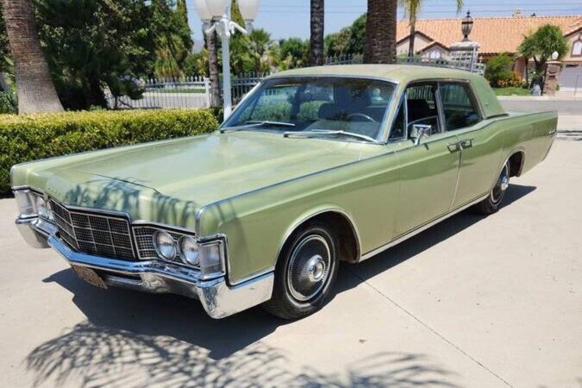 1969-Lincoln-Continental-1-