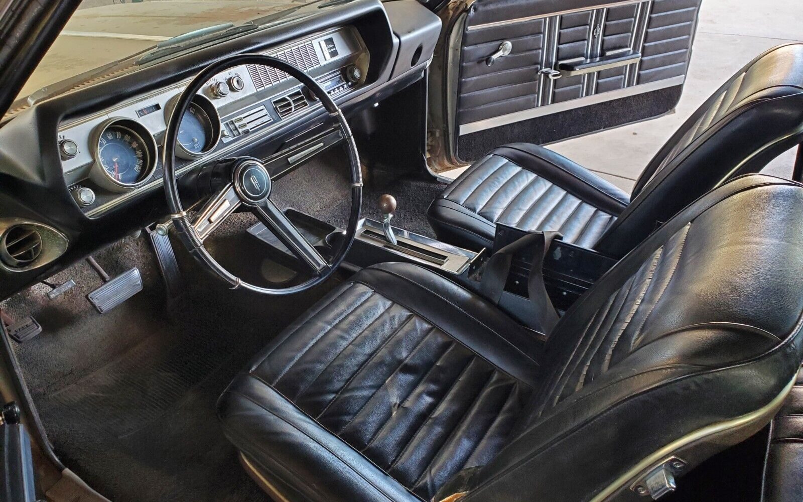 interior pics 1967 olds 98        
        <figure class=