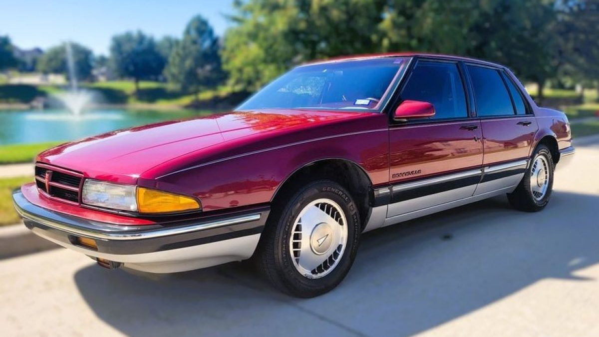 希少！激レア！当時物！PONTIAC BONNEVILLE 3IN1 Survivor Edition: 1988 Pontiac Bonneville | Barn Finds