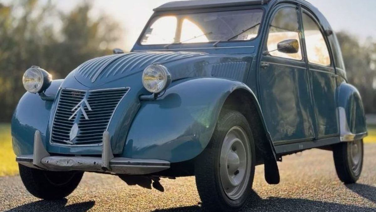 No Reserve Low-Mile 1960 Citroen 2CV | Barn Finds