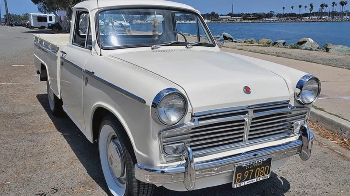 061025-1964-Datsun-320-Pickup-