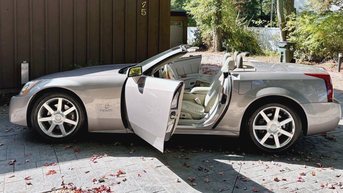 100225-2004-Cadillac-XLR-1-