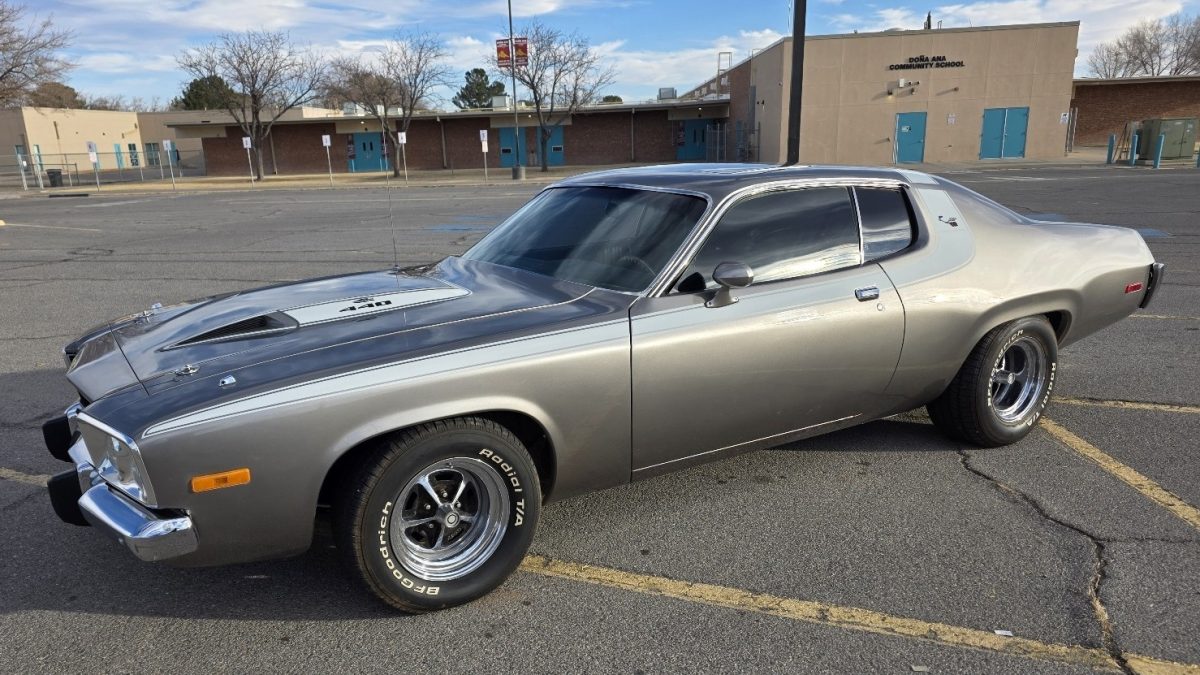 見本 Factory Sunroof! 1974 Plymouth Road Runner GTX 440 | Barn Finds