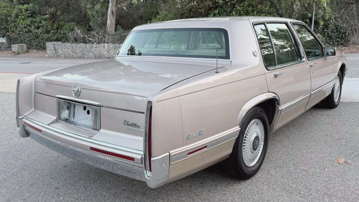 072726-1992-Cadillac-Sedan-