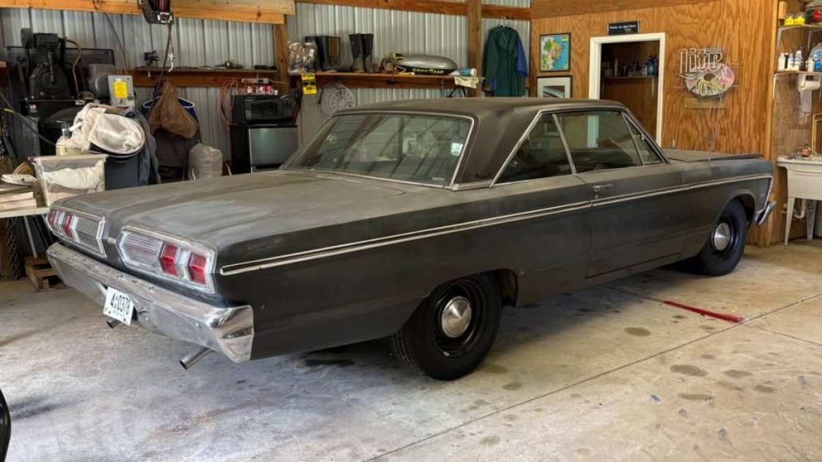 Fancy Fury: 1966 Plymouth VIP | Barn Finds