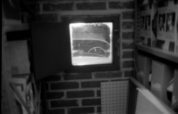 entombed-1954-corvette-through-porthole