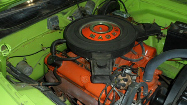 surivor-1970-dodge-challenger-383-engine